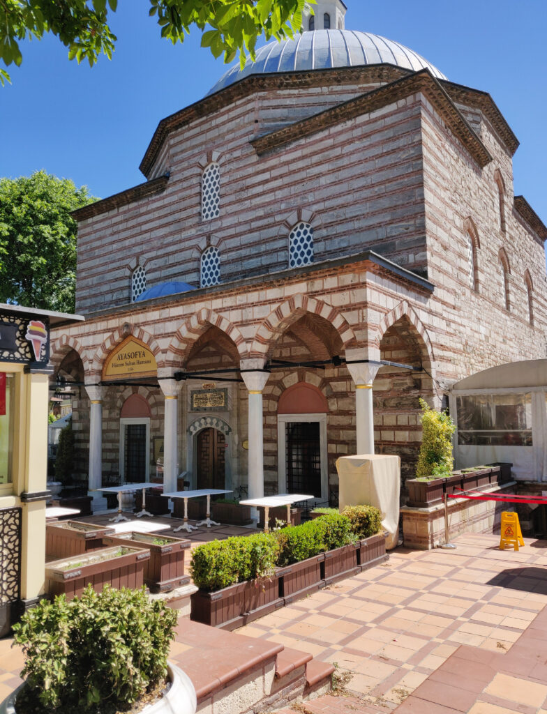 The beautiful building is the Hürrem Sultan Bathhouse, or hamam (Hürrem Sultan Hamamı), which is still in operation. It is said to be one of the most beautiful baths in Istanbul. In front of the hamam, there is a nice café and an ice cream kiosk.