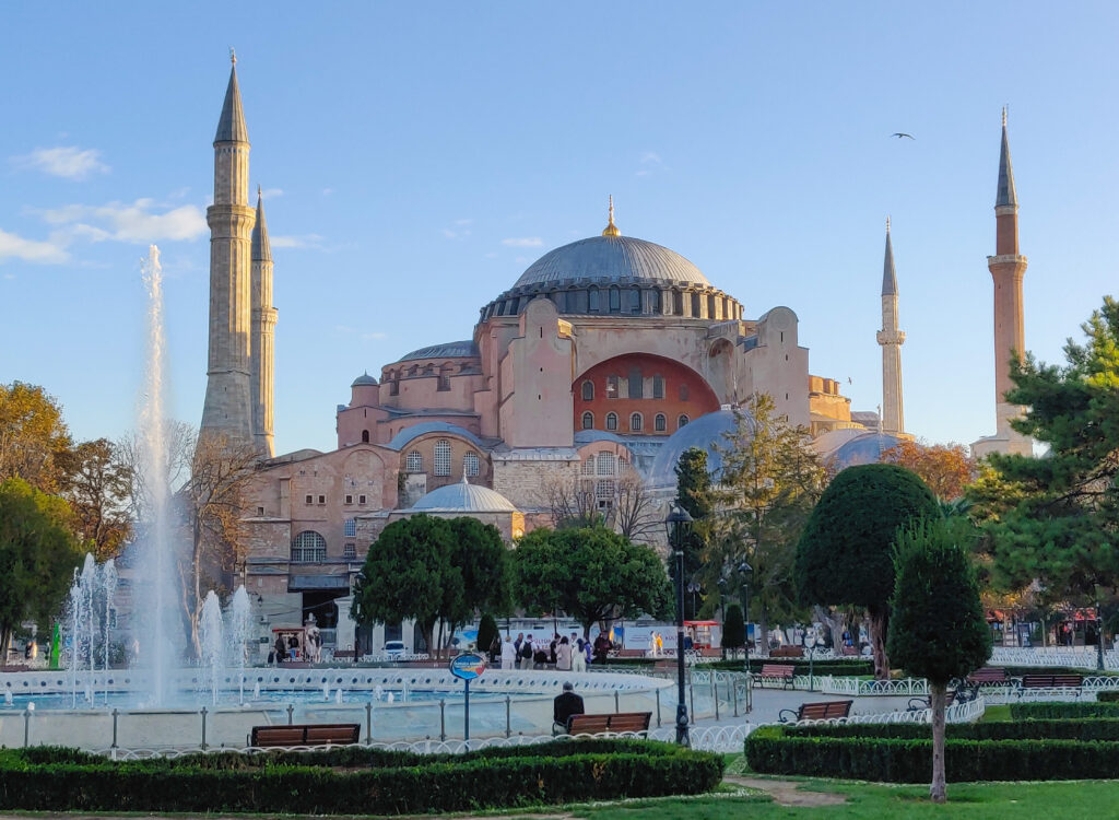 Turkin Istanbulissa sijaitseva Hagia Sofia (Ayasofya) on palvellut yli 1500 vuoden ajan pyhänä paikkana sekä kristityille että muslimeille, toimien lisäksi lähes 100 vuotta myös museona. Hagia Sofia on yksi maailman arkkitehtuurin historian ihmeistä, ja sitä pidetäänkin yhtenä Bysantin arkkitehtuurin mestariteoksista. Vuodesta 1985 lähtien Hagia Sofia on kuulunut myös Unescon maailmanperintöluetteloon.