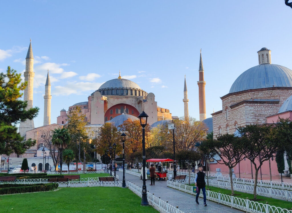 Turkin Istanbulissa sijaitseva Hagia Sofia (Ayasofya) on palvellut yli 1500 vuoden ajan pyhänä paikkana sekä kristityille että muslimeille, toimien lisäksi lähes 100 vuotta myös museona. Hagia Sofia on yksi maailman arkkitehtuurin historian ihmeistä, ja sitä pidetäänkin yhtenä Bysantin arkkitehtuurin mestariteoksista. Vuodesta 1985 lähtien Hagia Sofia on kuulunut myös Unescon maailmanperintöluetteloon.