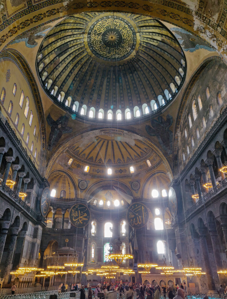 Turkin Istanbulissa sijaitseva Hagia Sofia (Ayasofya) on palvellut yli 1500 vuoden ajan pyhänä paikkana sekä kristityille että muslimeille, toimien lisäksi lähes 100 vuotta myös museona. Hagia Sofia on yksi maailman arkkitehtuurin historian ihmeistä, ja sitä pidetäänkin yhtenä Bysantin arkkitehtuurin mestariteoksista. Vuodesta 1985 lähtien Hagia Sofia on kuulunut myös Unescon maailmanperintöluetteloon.