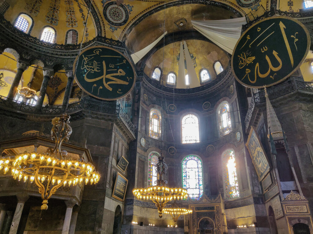 Turkin Istanbulissa sijaitseva Hagia Sofia (Ayasofya) on palvellut yli 1500 vuoden ajan pyhänä paikkana sekä kristityille että muslimeille, toimien lisäksi lähes 100 vuotta myös museona. Hagia Sofia on yksi maailman arkkitehtuurin historian ihmeistä, ja sitä pidetäänkin yhtenä Bysantin arkkitehtuurin mestariteoksista. Vuodesta 1985 lähtien Hagia Sofia on kuulunut myös Unescon maailmanperintöluetteloon.