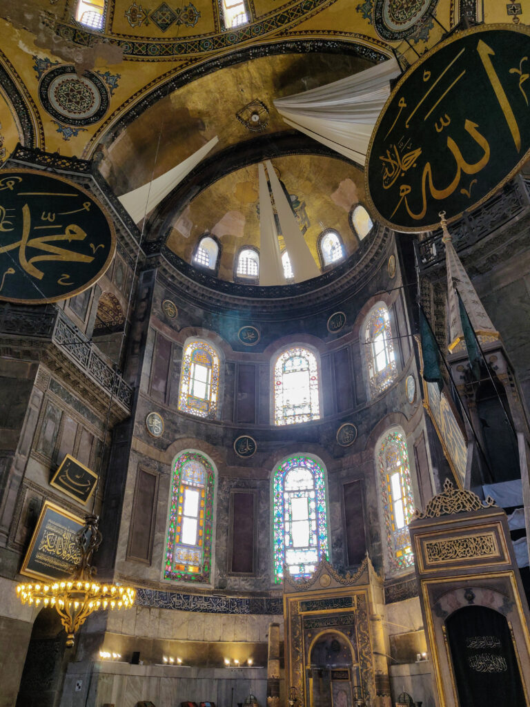 Turkin Istanbulissa sijaitseva Hagia Sofia (Ayasofya) on palvellut yli 1500 vuoden ajan pyhänä paikkana sekä kristityille että muslimeille, toimien lisäksi lähes 100 vuotta myös museona. Hagia Sofia on yksi maailman arkkitehtuurin historian ihmeistä, ja sitä pidetäänkin yhtenä Bysantin arkkitehtuurin mestariteoksista. Vuodesta 1985 lähtien Hagia Sofia on kuulunut myös Unescon maailmanperintöluetteloon.