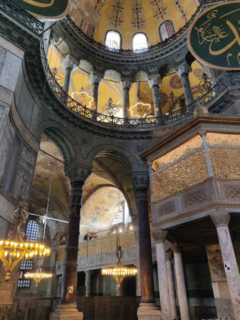 Turkin Istanbulissa sijaitseva Hagia Sofia (Ayasofya) on palvellut yli 1500 vuoden ajan pyhänä paikkana sekä kristityille että muslimeille, toimien lisäksi lähes 100 vuotta myös museona. Hagia Sofia on yksi maailman arkkitehtuurin historian ihmeistä, ja sitä pidetäänkin yhtenä Bysantin arkkitehtuurin mestariteoksista. Vuodesta 1985 lähtien Hagia Sofia on kuulunut myös Unescon maailmanperintöluetteloon.