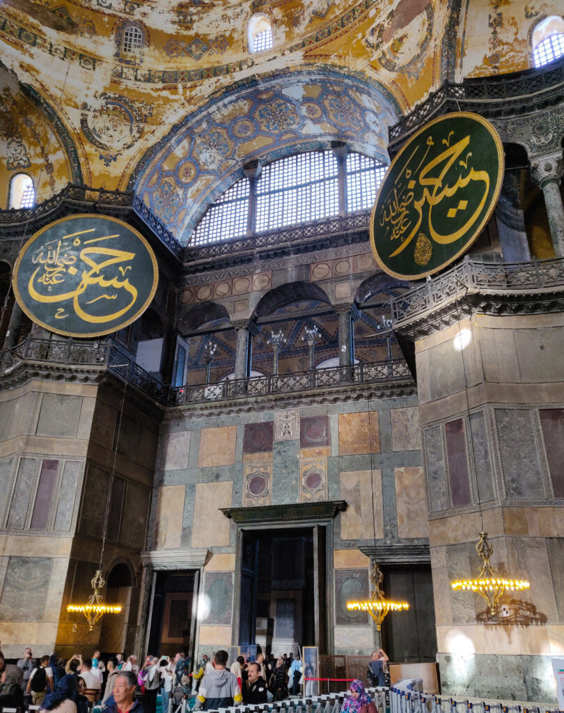 Turkin Istanbulissa sijaitseva Hagia Sofia (Ayasofya) on palvellut yli 1500 vuoden ajan pyhänä paikkana sekä kristityille että muslimeille, toimien lisäksi lähes 100 vuotta myös museona. Hagia Sofia on yksi maailman arkkitehtuurin historian ihmeistä, ja sitä pidetäänkin yhtenä Bysantin arkkitehtuurin mestariteoksista. Vuodesta 1985 lähtien Hagia Sofia on kuulunut myös Unescon maailmanperintöluetteloon.