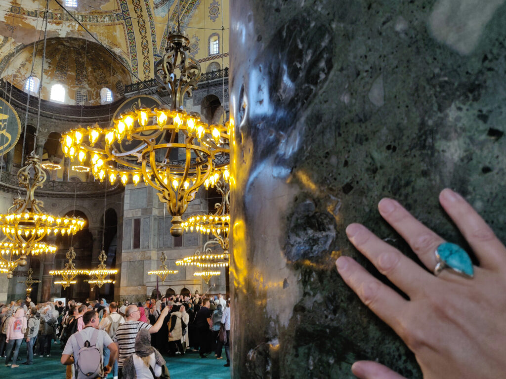 Turkin Istanbulissa sijaitseva Hagia Sofia (Ayasofya) on palvellut yli 1500 vuoden ajan pyhänä paikkana sekä kristityille että muslimeille, toimien lisäksi lähes 100 vuotta myös museona. Hagia Sofia on yksi maailman arkkitehtuurin historian ihmeistä, ja sitä pidetäänkin yhtenä Bysantin arkkitehtuurin mestariteoksista. Vuodesta 1985 lähtien Hagia Sofia on kuulunut myös Unescon maailmanperintöluetteloon.