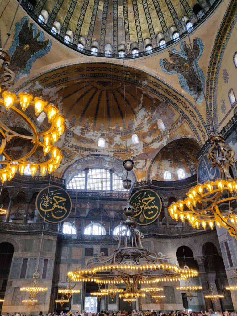 Turkin Istanbulissa sijaitseva Hagia Sofia (Ayasofya) on palvellut yli 1500 vuoden ajan pyhänä paikkana sekä kristityille että muslimeille, toimien lisäksi lähes 100 vuotta myös museona. Hagia Sofia on yksi maailman arkkitehtuurin historian ihmeistä, ja sitä pidetäänkin yhtenä Bysantin arkkitehtuurin mestariteoksista. Vuodesta 1985 lähtien Hagia Sofia on kuulunut myös Unescon maailmanperintöluetteloon.