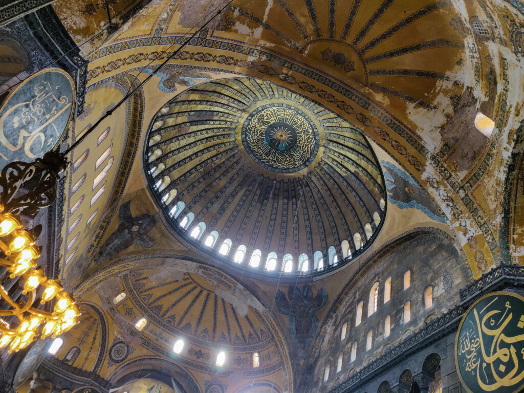 Turkin Istanbulissa sijaitseva Hagia Sofia (Ayasofya) on palvellut yli 1500 vuoden ajan pyhänä paikkana sekä kristityille että muslimeille, toimien lisäksi lähes 100 vuotta myös museona. Hagia Sofia on yksi maailman arkkitehtuurin historian ihmeistä, ja sitä pidetäänkin yhtenä Bysantin arkkitehtuurin mestariteoksista. Vuodesta 1985 lähtien Hagia Sofia on kuulunut myös Unescon maailmanperintöluetteloon.