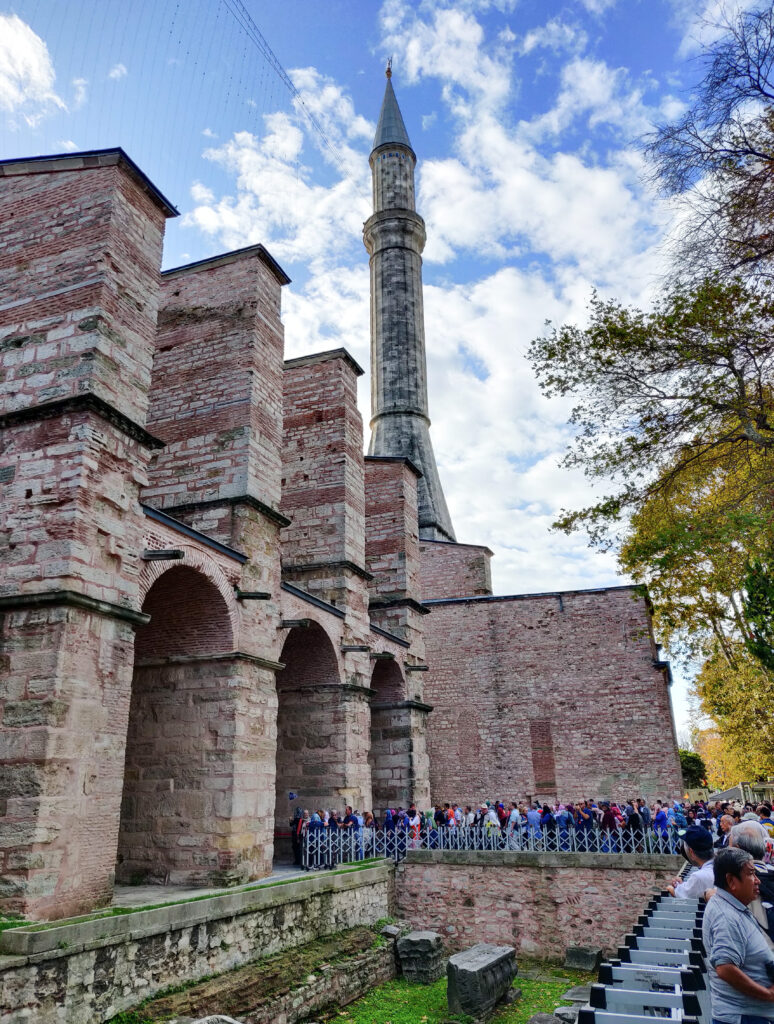 The Hagia Sophia (Ayasofya) located in Istanbul, Turkey, has served as a holy place for both Christians and Muslims for more than 1,500 years, and also served as a museum for almost 100 years. Hagia Sofia is one of the wonders of the world's architectural history, and is considered one of the masterpieces of Byzantine architecture. Since 1985, Hagia Sofia has also been included in the UNESCO World Heritage List.