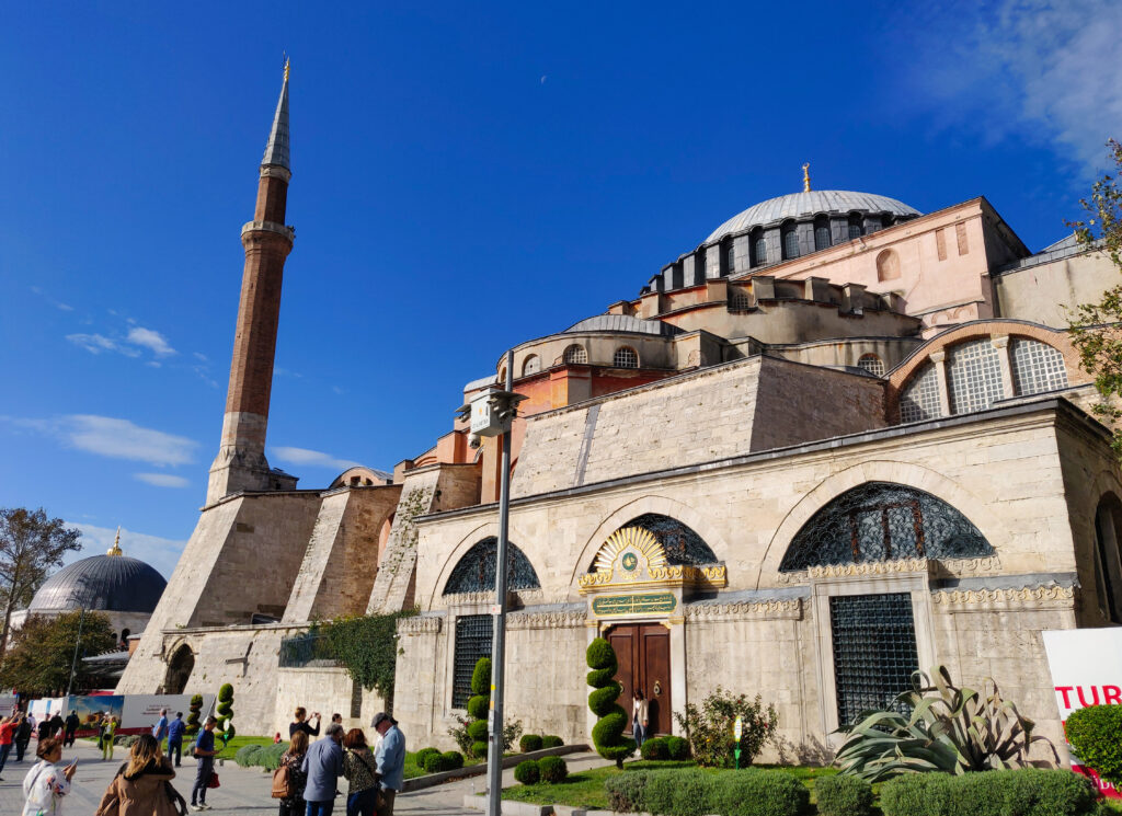 Turkin Istanbulissa sijaitseva Hagia Sofia (Ayasofya) on palvellut yli 1500 vuoden ajan pyhänä paikkana sekä kristityille että muslimeille, toimien lisäksi lähes 100 vuotta myös museona. Hagia Sofia on yksi maailman arkkitehtuurin historian ihmeistä, ja sitä pidetäänkin yhtenä Bysantin arkkitehtuurin mestariteoksista. Vuodesta 1985 lähtien Hagia Sofia on kuulunut myös Unescon maailmanperintöluetteloon.