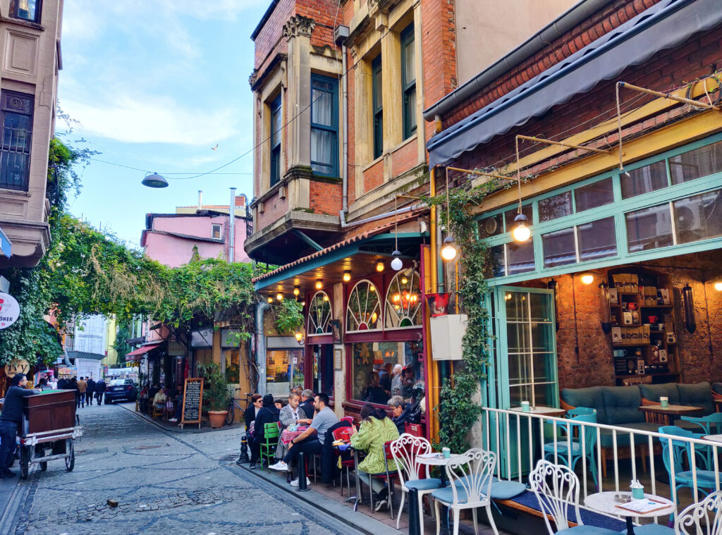 Cafe Naftalin K. on vintage kahvila Balatissa.  Balat on historiallinen, värikäs, villi ja luova kaupunginosa Istanbulin Euroopan puolella, Turkissa.