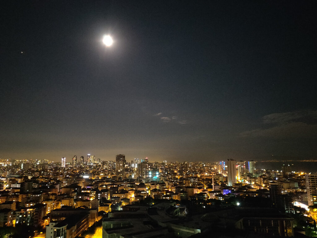 Istanbul on kaikista nykyisistä haasteistaankin huolimatta ainutlaatuisen upea kaupunki, ja minulle hyvin rakas. Niinpä näillä tämän postaukseni valokuvilla (ja teksteillä) haluan kertoa niistä kehittävistä sekä kiitollisista oivalluksista, mitä olen Istanbulilta ja istanbulilaisilta oppinut – nämä opit annetaan aina meille kaikille yhteiseen käyttöömme.