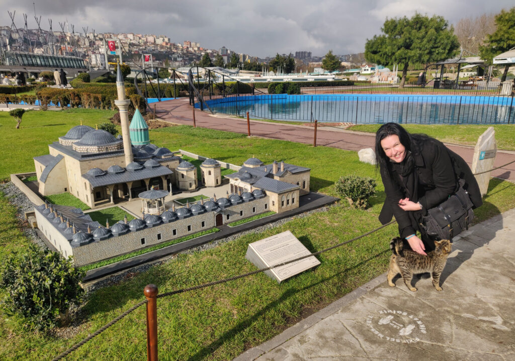 Istanbul, despite all its current challenges, is a uniquely magnificent city and very dear to me. With the photos (and texts) in this post, I want to share the enlightening and grateful insights I have gained from Istanbul and its people – these lessons that are always given to us all for our shared benefit.