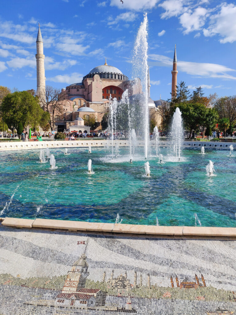 Turkin Istanbulissa sijaitseva Hagia Sofia (Ayasofya) on palvellut yli 1500 vuoden ajan pyhänä paikkana sekä kristityille että muslimeille, toimien lisäksi lähes 100 vuotta myös museona. Hagia Sofia on yksi maailman arkkitehtuurin historian ihmeistä, ja sitä pidetäänkin yhtenä Bysantin arkkitehtuurin mestariteoksista. Vuodesta 1985 lähtien Hagia Sofia on kuulunut myös Unescon maailmanperintöluetteloon.