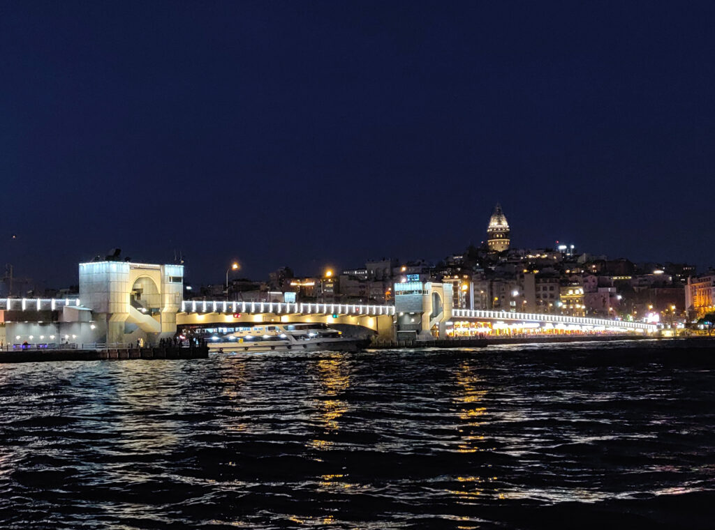 Ikoninen Istanbulin silhuetti, Galata-torni (Galata Kulesi) ja Galata-silta, jonka lähellä Karaköyssä sijaitsee Tünelin alempi asema.