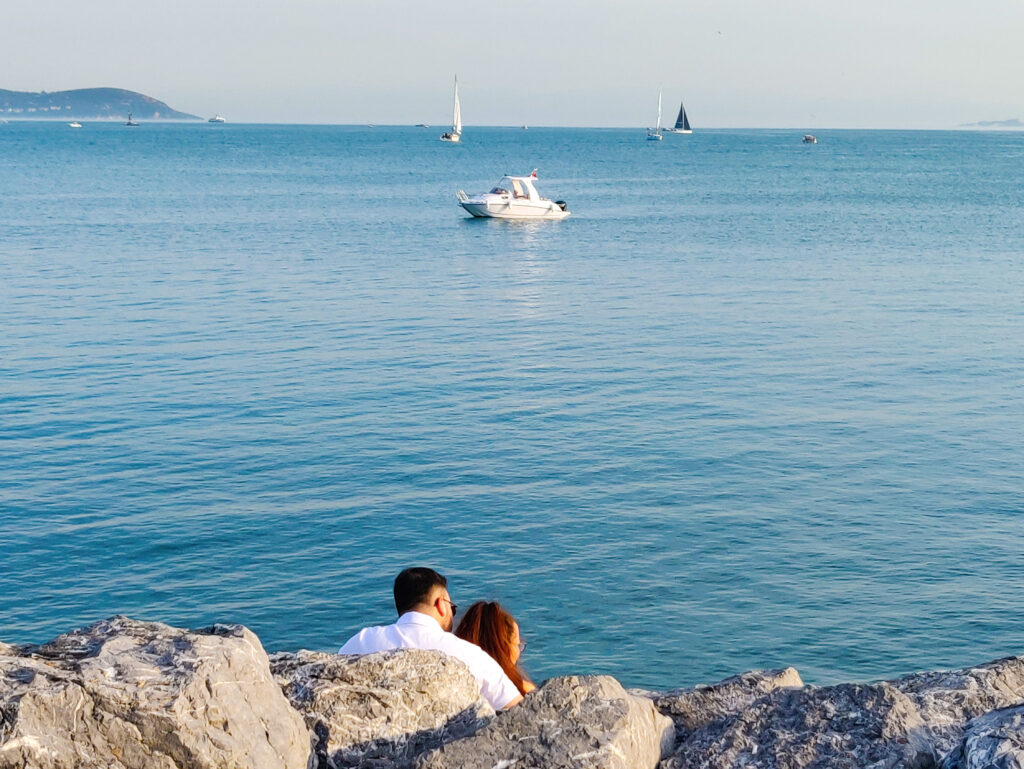 In Kadıköy, on the Asian side of Istanbul, you will find a promontory surrounded by the Sea of Marmara, or a charming neighborhood called Moda. The small streets of Moda will seduce you with culture, colors, smells of delicacies and authentic Istanbul life. In the end, you will end up mesmerized by the stunning views and beauty of the coastal landscapes of the Sea of Marmara.