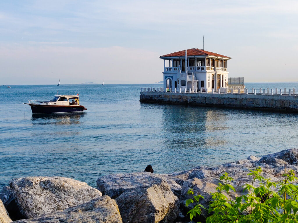 In Kadıköy, on the Asian side of Istanbul, you will find a promontory surrounded by the Sea of Marmara, or a charming neighborhood called Moda. The small streets of Moda will seduce you with culture, colors, smells of delicacies and authentic Istanbul life. In the end, you will end up mesmerized by the stunning views and beauty of the coastal landscapes of the Sea of Marmara. In the photo, Moda's historic pier.