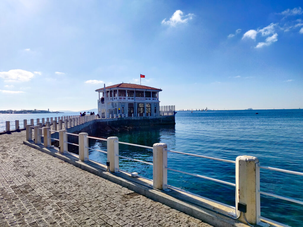 In Kadıköy, on the Asian side of Istanbul, you will find a promontory surrounded by the Sea of Marmara, or a charming neighborhood called Moda. The small streets of Moda will seduce you with culture, colors, smells of delicacies and authentic Istanbul life. In the end, you will end up mesmerized by the stunning views and beauty of the coastal landscapes of the Sea of Marmara. In the photo, Moda's historic pier.