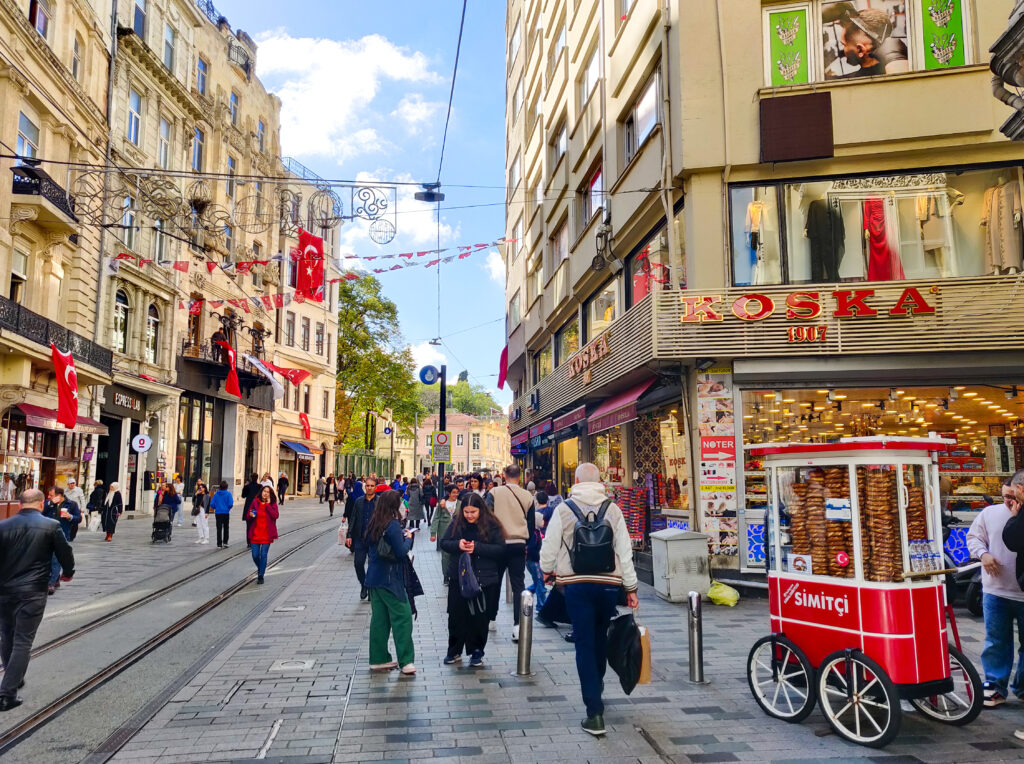 When you step out of the modest upper Tünel station doorway onto the famous İstiklal pedestrian street in Istanbul, you can embark on new historical adventures. The charming Taksim-Tünel tram (T2 line, Taksim-Tünel Nostaljik Tramvay Hattı) takes you along İstiklal Street all the way to Taksim Square...